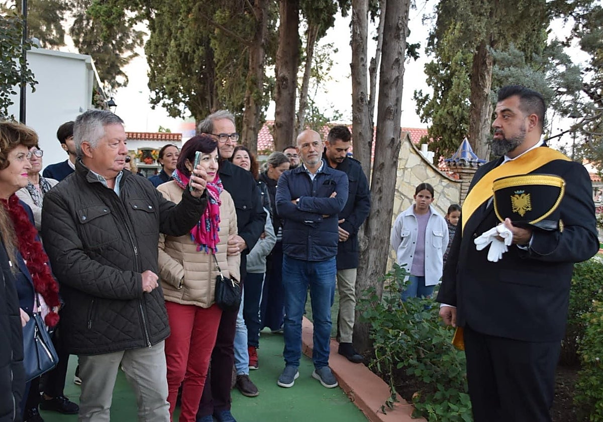 Imagen principal - El conde de Bailén fotografía a la persona que da vida a su antepasado; foto de una de las visitas y cartel de la edición de este año. 
