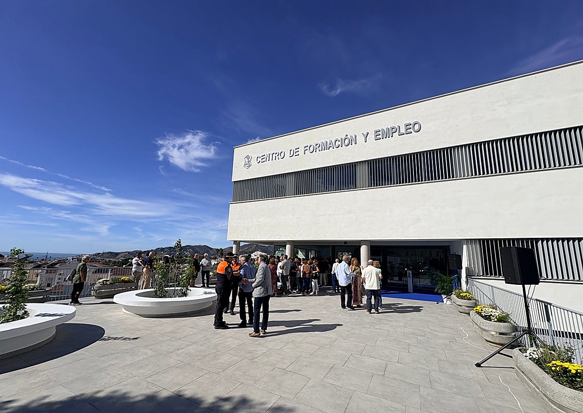 Imagen secundaria 1 - Tres imágenes del edificio y del acto celebrado este viernes 31 de octubre en Nerja.