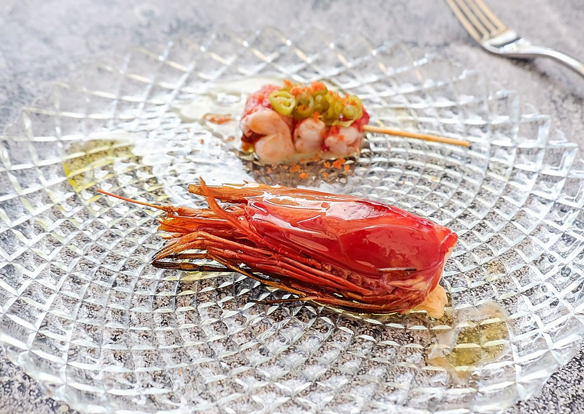 Imagen secundaria 1 - Arriba, ensaladilla de quisquillas. Abajo, banderilla de carabinero y ostra con ajoblanco.