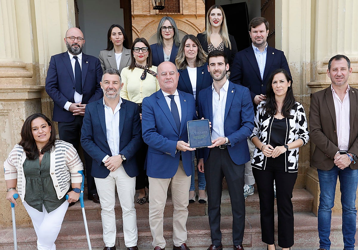 El equipo de gobierno del PP en el Ayuntamiento de Antequera tras presentar su proyecto a los medios de comunicación