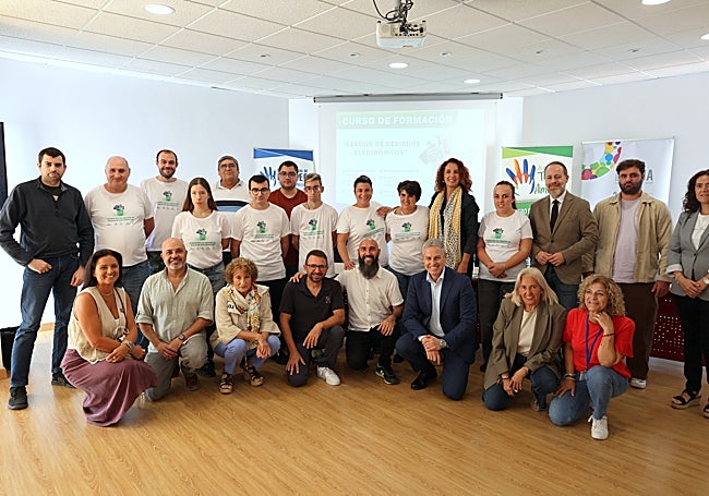 Participantes en el curso y autoridades, en la presentación de la iniciativa de formación.