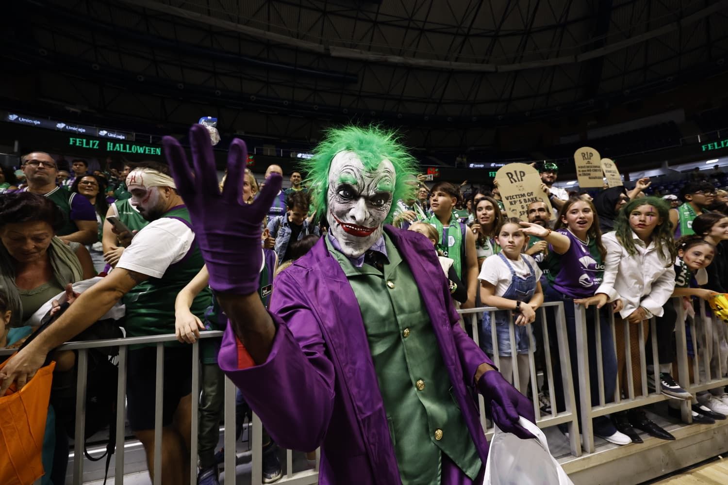 Al finalizar el partido, los jugadores del Unicaja celebraron Halloween con el público del Carpena