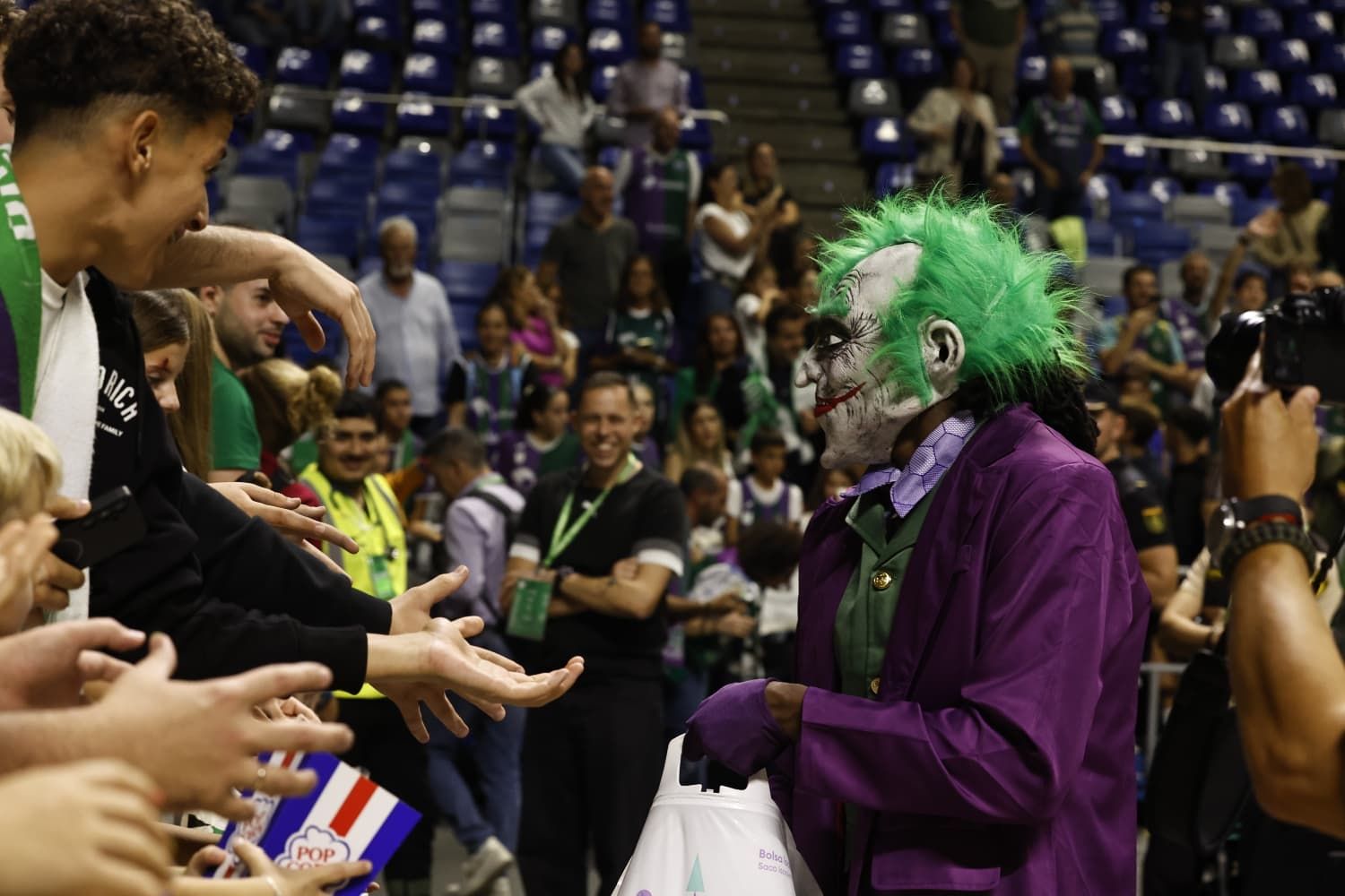 Al finalizar el partido, los jugadores del Unicaja celebraron Halloween con el público del Carpena