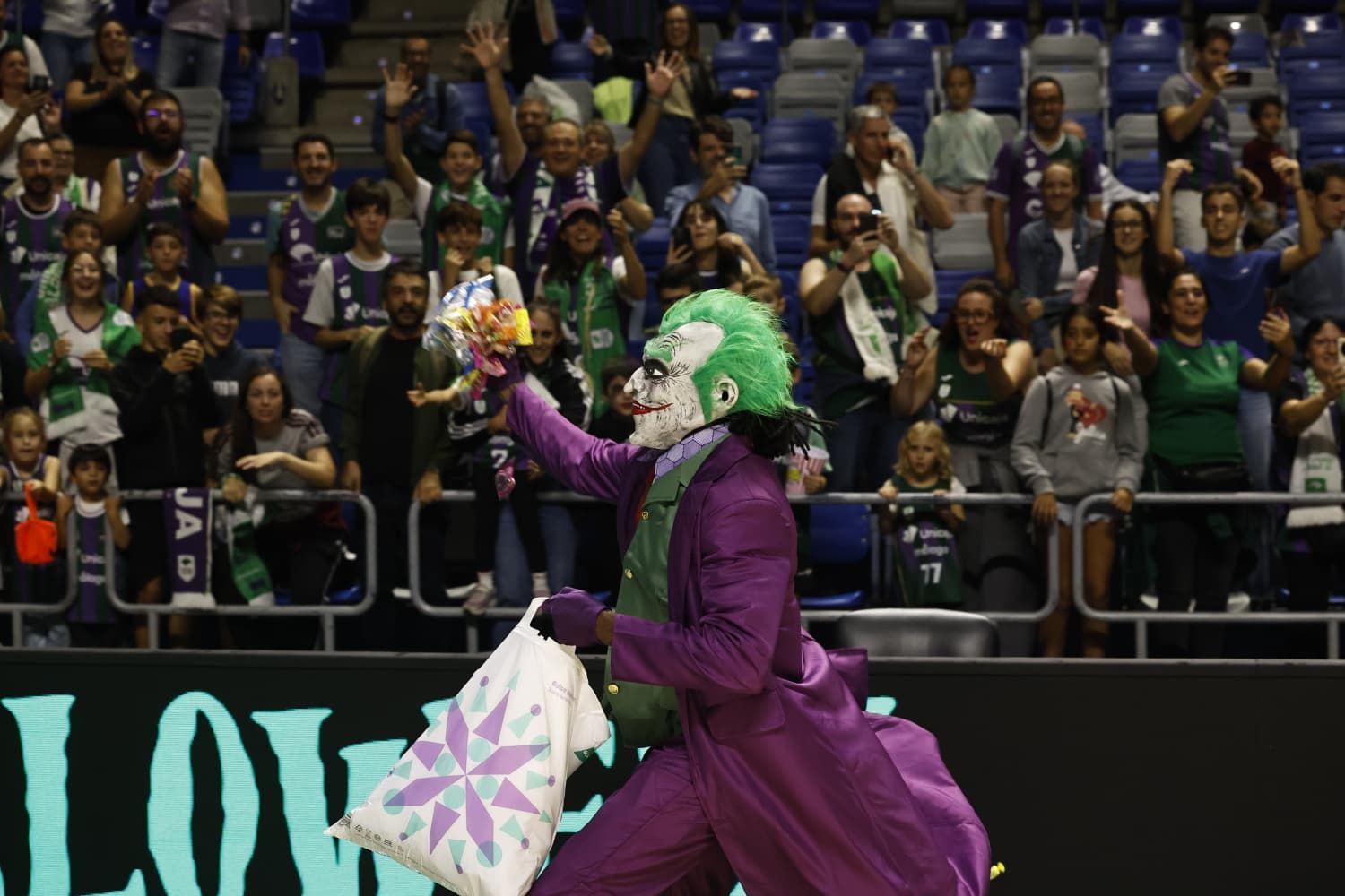 Al finalizar el partido, los jugadores del Unicaja celebraron Halloween con el público del Carpena