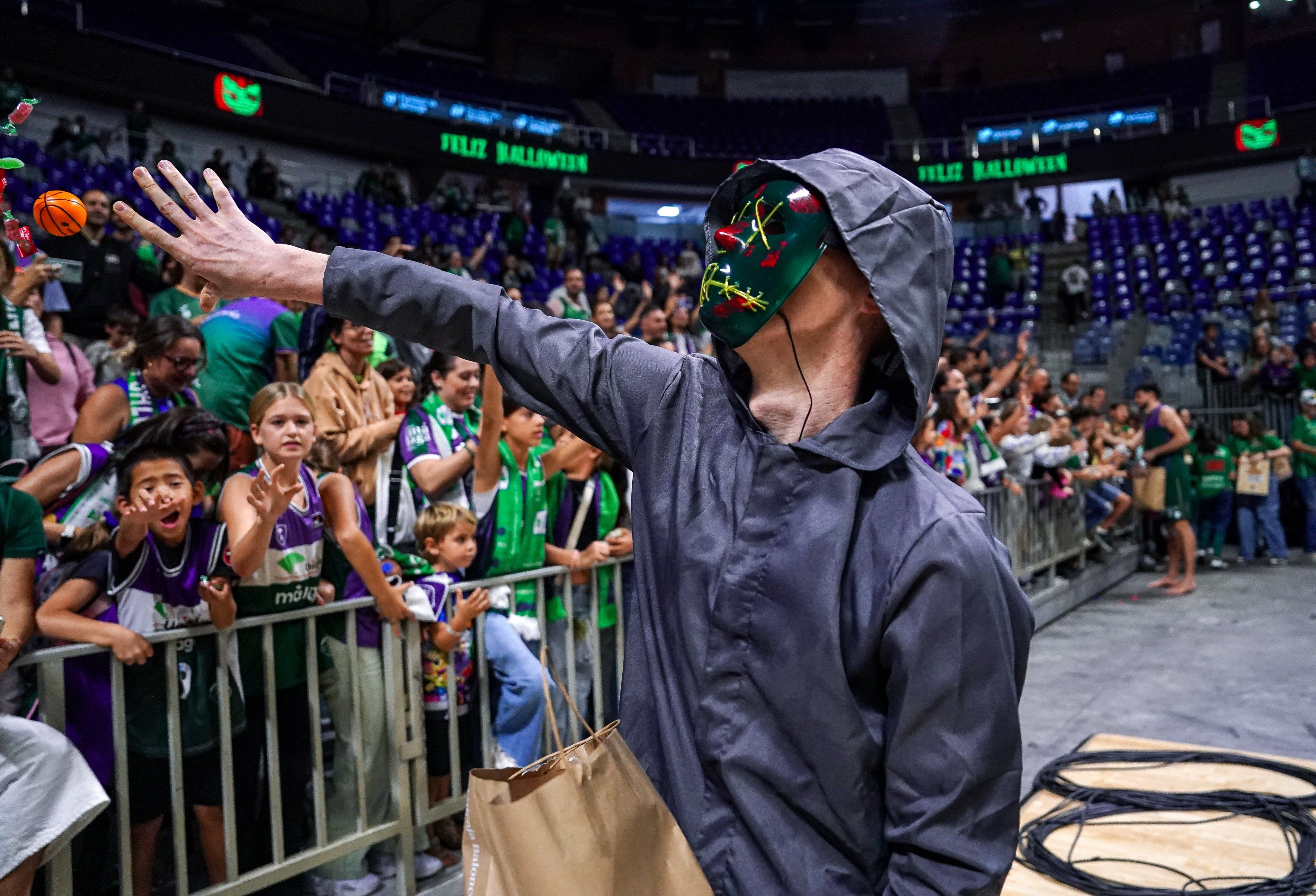 Los jugadores del Unicaja celebraron Halloween con sus aficionados