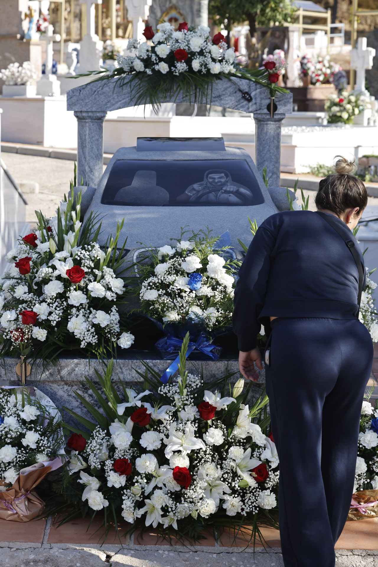 La pasión de Felipe eran los coches, por eso tiene uno sobre su lápida.