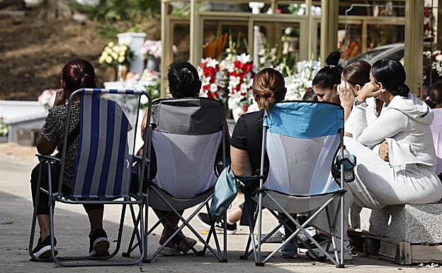 Mujeres reunidas en el cementerio este 1 de noviembre.