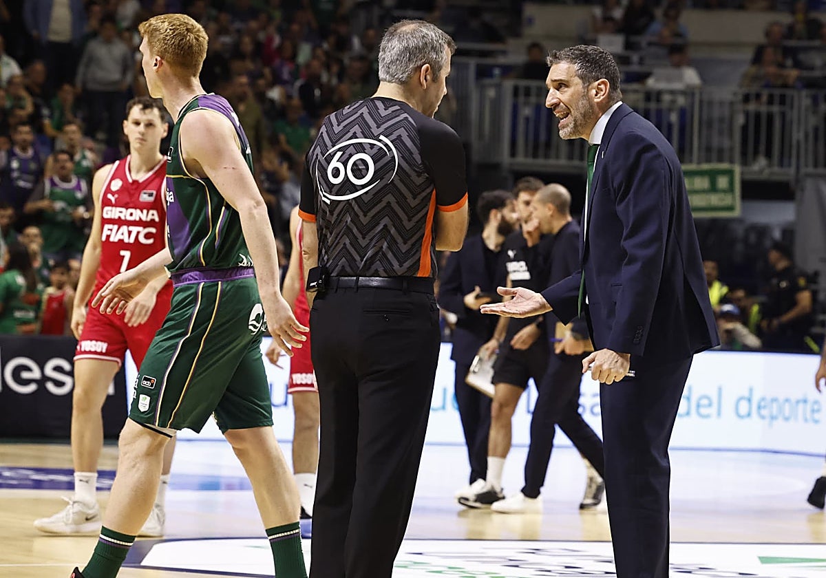 Ibon Navarro, hablando con uno de los árbitros.