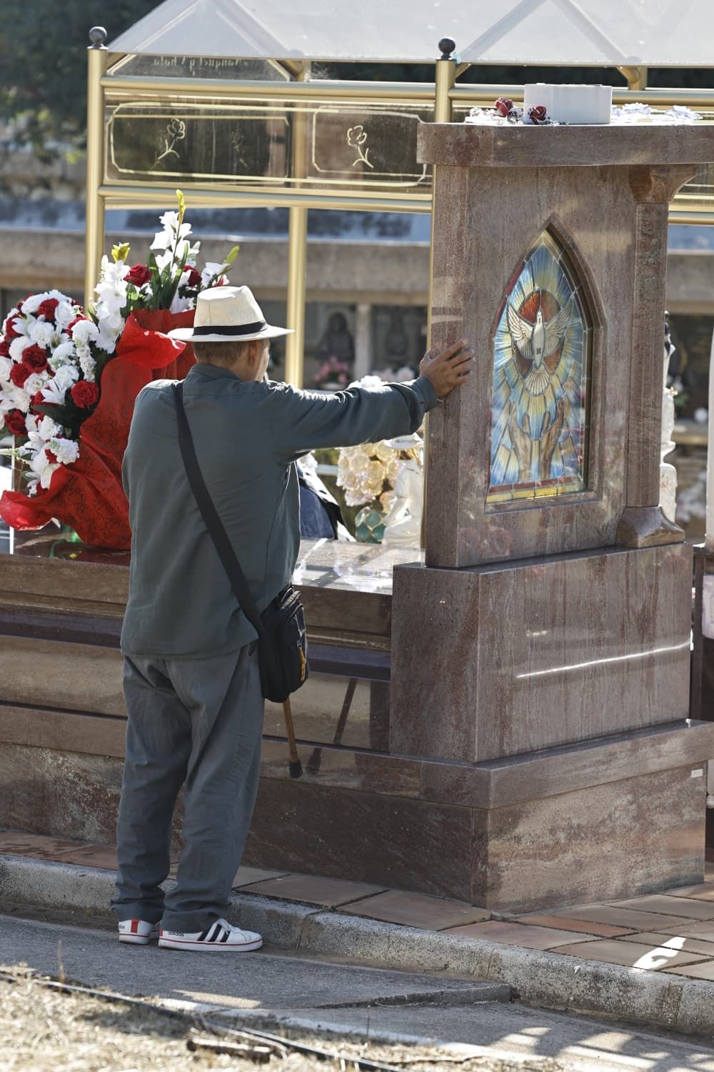 Personas de todas las edades se acercan al cementerio este 1 de noviembre para recordar a sus familiares fallecidos, una tradición que muchos lamentan que pierde fuerza