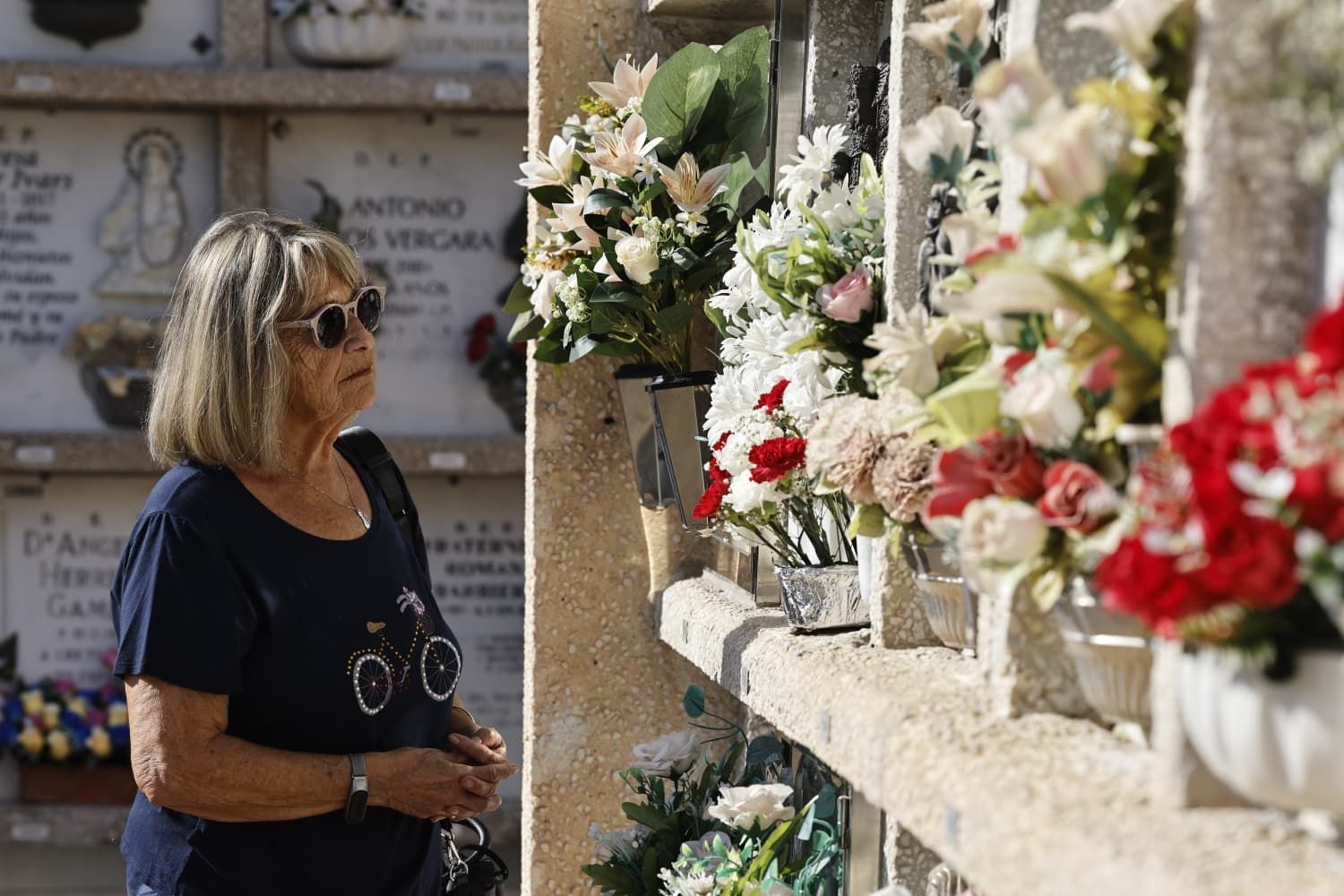Personas de todas las edades se acercan al cementerio este 1 de noviembre para recordar a sus familiares fallecidos, una tradición que muchos lamentan que pierde fuerza