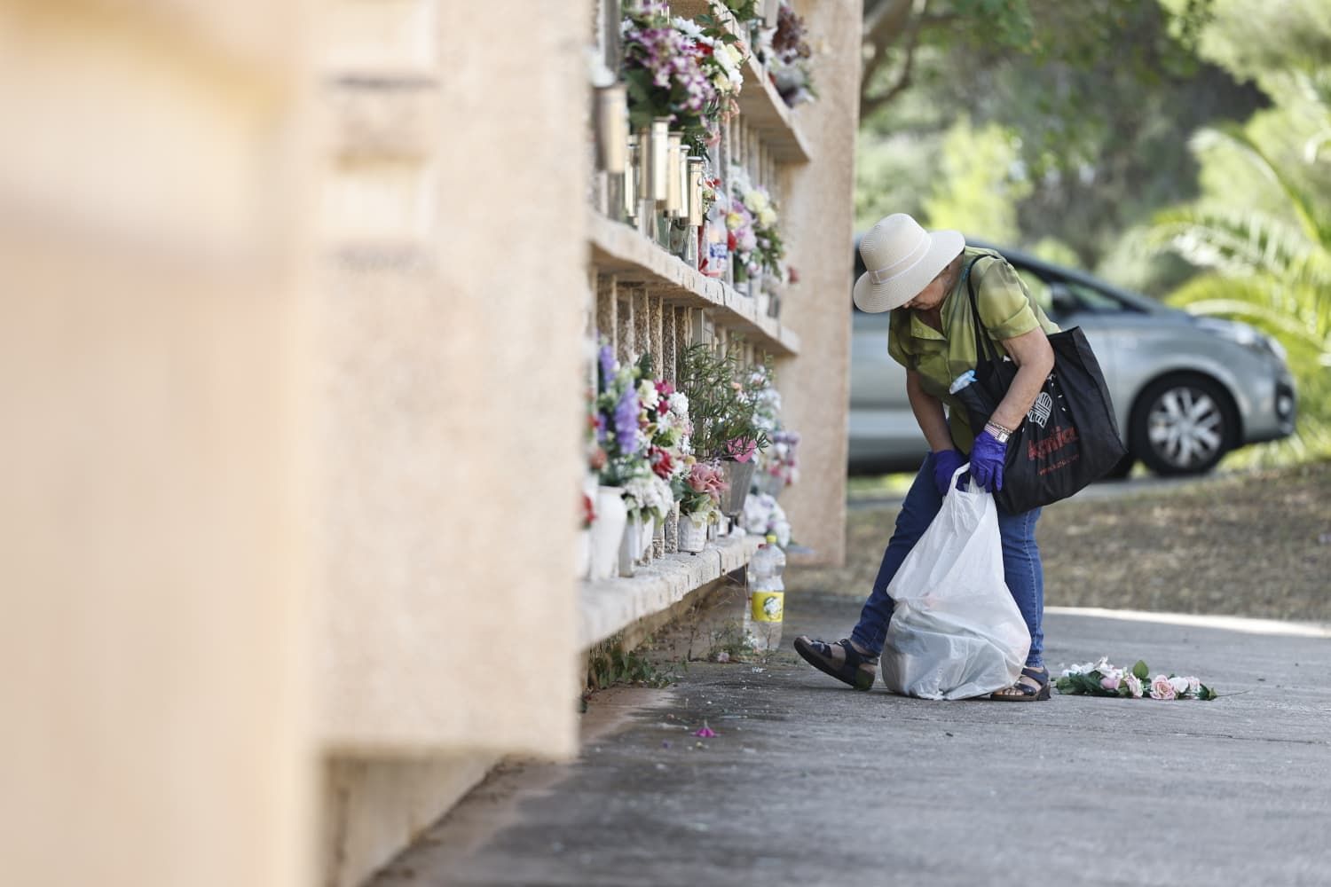 Personas de todas las edades se acercan al cementerio este 1 de noviembre para recordar a sus familiares fallecidos, una tradición que muchos lamentan que pierde fuerza