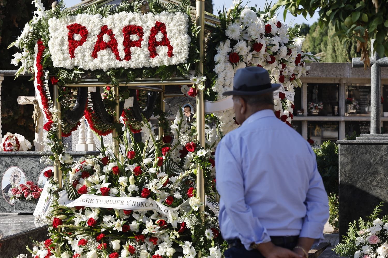 Personas de todas las edades se acercan al cementerio este 1 de noviembre para recordar a sus familiares fallecidos, una tradición que muchos lamentan que pierde fuerza