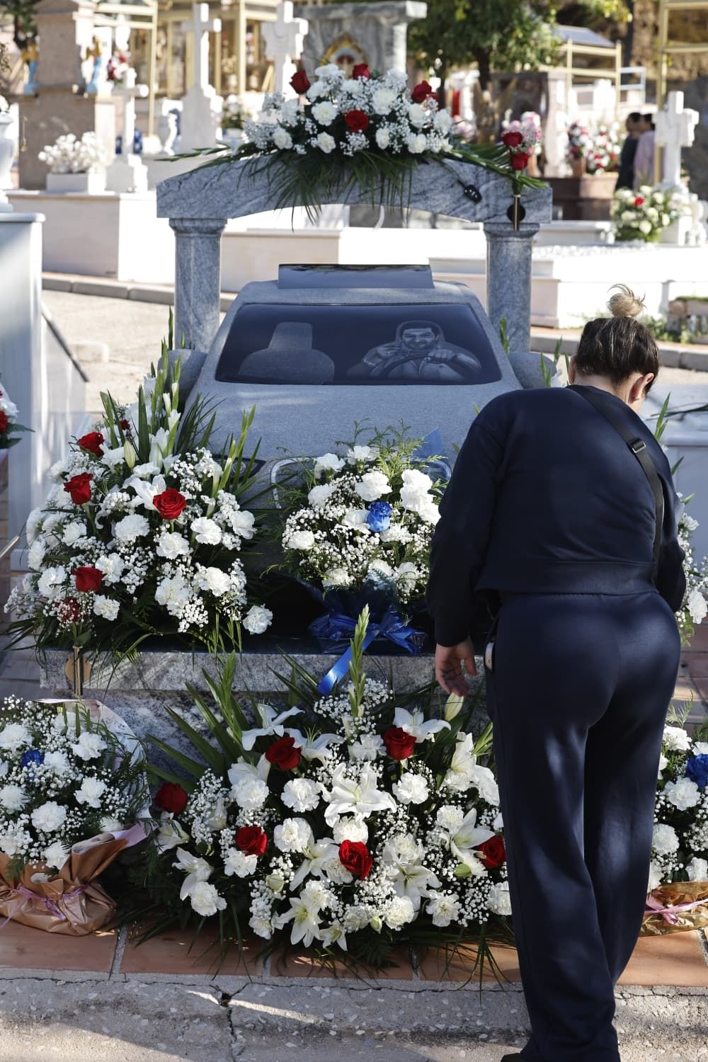 Personas de todas las edades se acercan al cementerio este 1 de noviembre para recordar a sus familiares fallecidos, una tradición que muchos lamentan que pierde fuerza