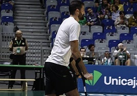 David Kravish entrando en la pista con muletas durante el calentamiento.