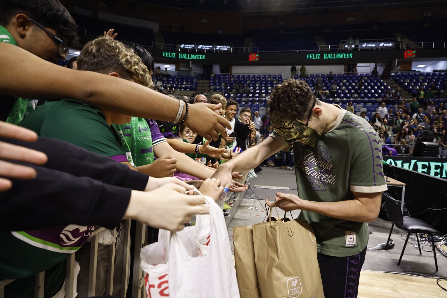 Los jugadores del Unicaja celebraron Halloween con sus aficionados