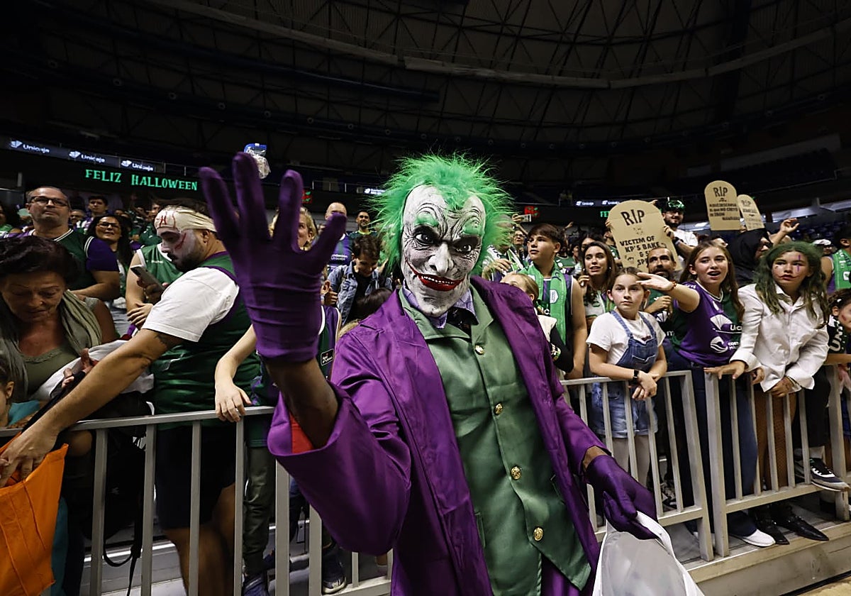 Los jugadores del Unicaja celebraron Halloween con sus aficionados