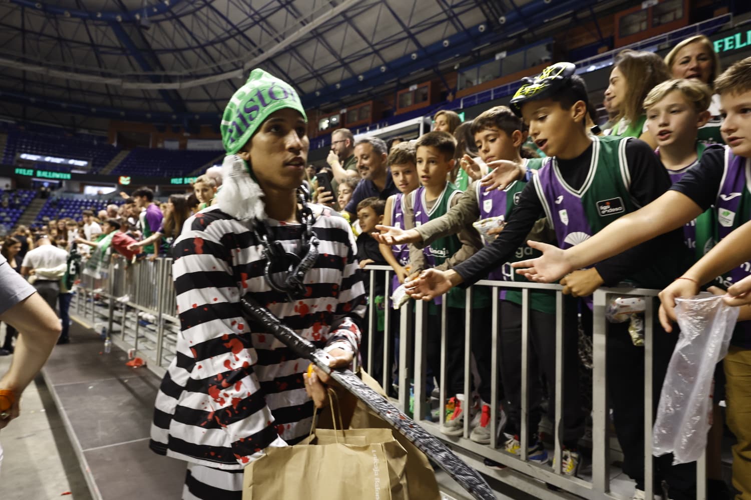 Los jugadores del Unicaja celebraron Halloween con sus aficionados