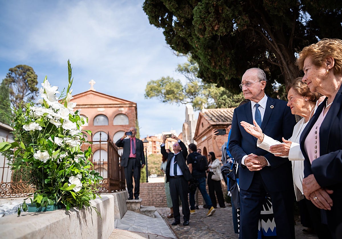 De izquierda a derecha, De la Torre, y las nietas del arquitecto, María Victoria y María Auxiliadora García Guerrero-Strachan, durante la ofrenda floral el pasado sábado.