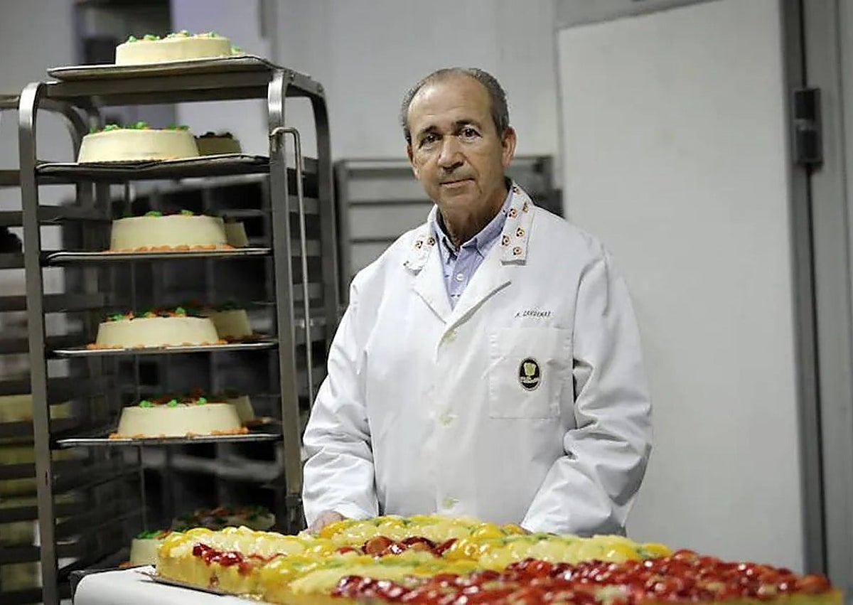 Imagen secundaria 1 - Arriba, Silvestre Luque, en la panadería antes de jubilarse. Abajo, Antonio Cárdenas, fundador de La Canasta, y furgoneta de Mateo Luque con la imagen del pitufo y el bollito de pan.  