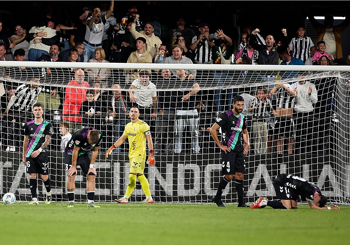 Los futbolistas del Málaga, hundidos tras recibir el segundo gol.