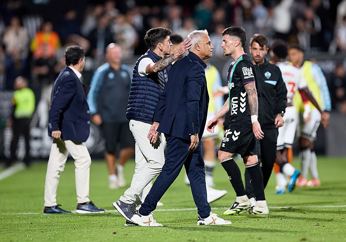 Pablo Hernández consuela a Pellicer tras el partido en Castellón.