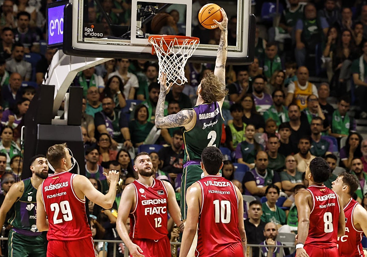 Balcerowski machaca ante la mirada de todos los jugadores del Girona.