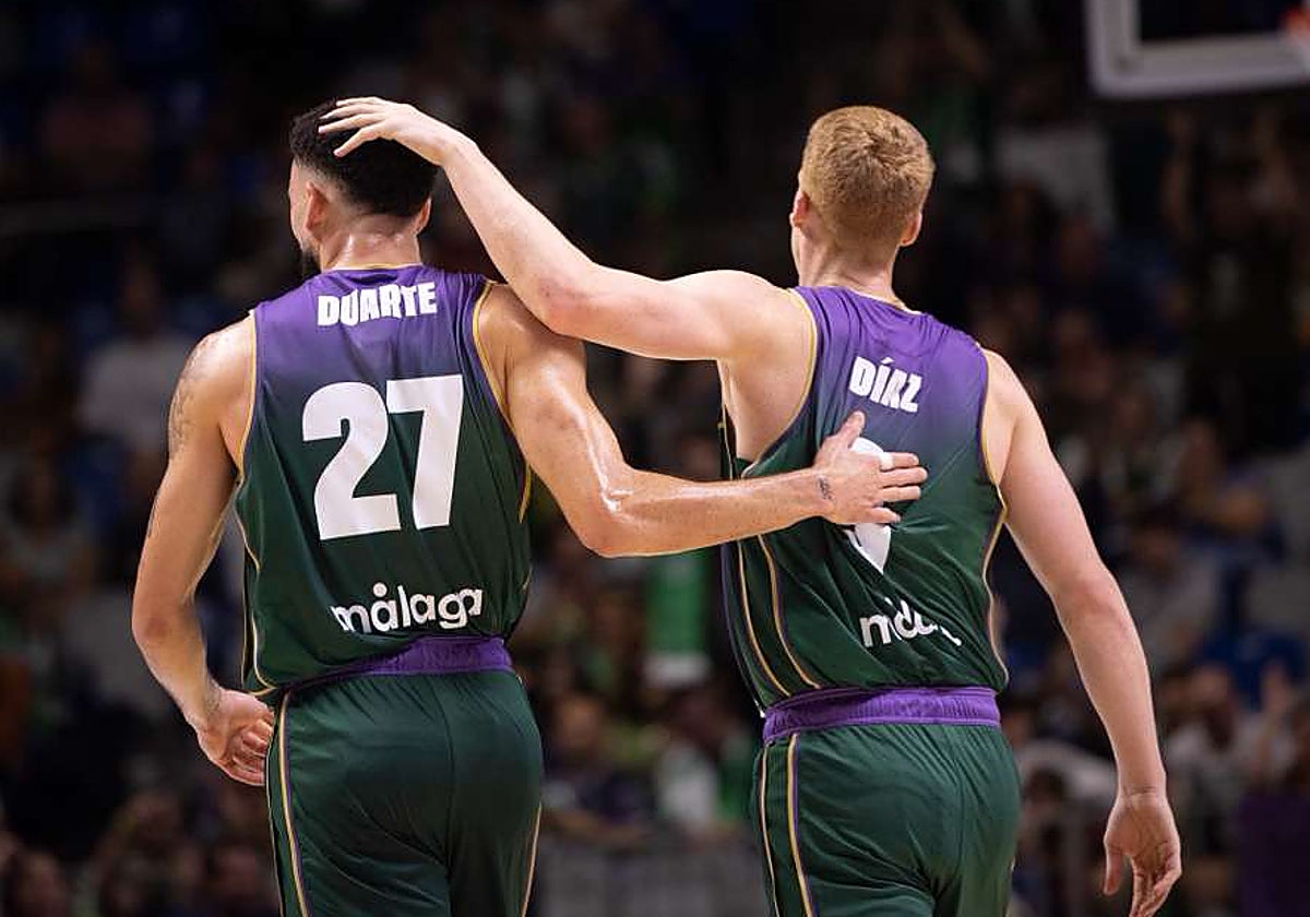 Chris Duarte es felicitado por Alberto Díaz.