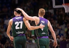 Chris Duarte es felicitado por Alberto Díaz.