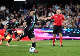 Jauregi chuta el penalti.