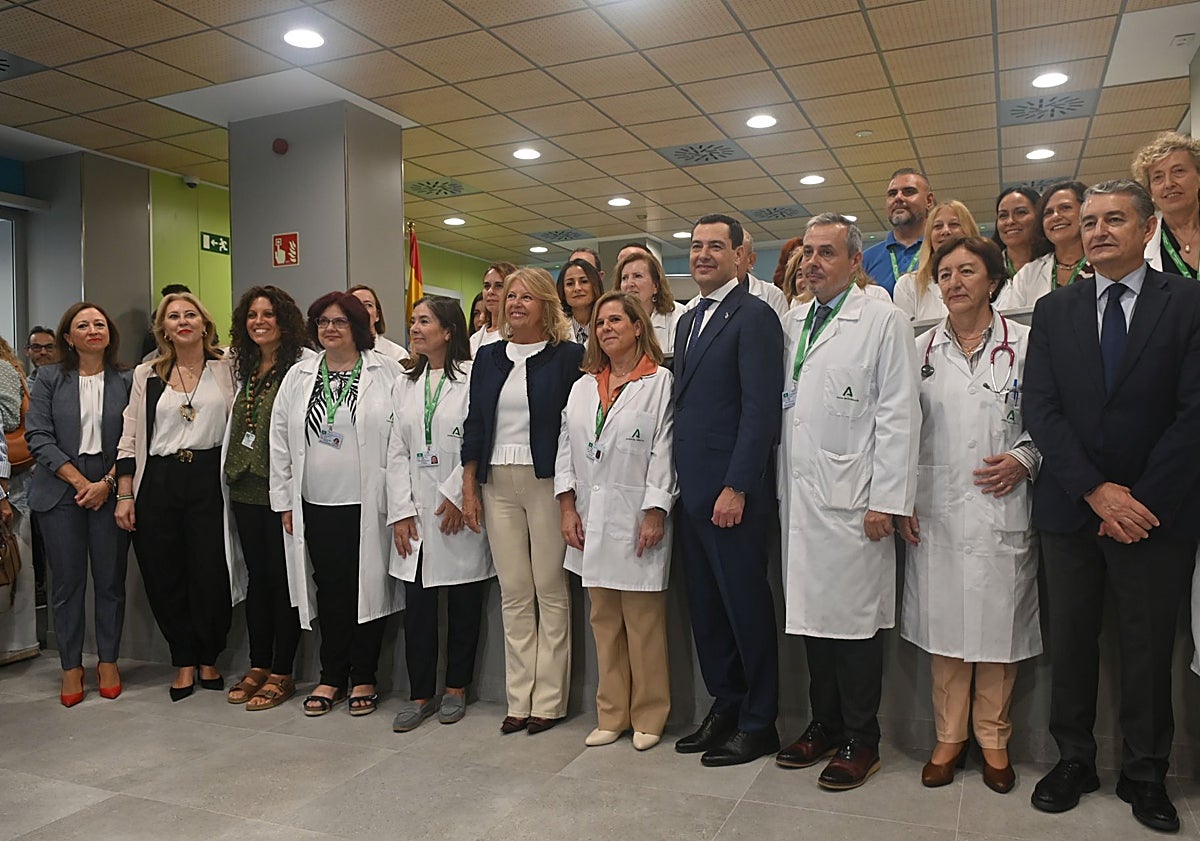 Imagen principal - El presidente de la Junta, los consejeros de Sanidad y Economía y la alcaldesa alcaldesa durante la inauguración del nuevo centro de salud Marbella Oeste.