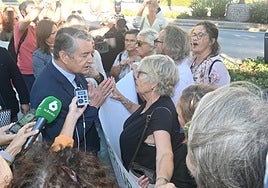 El consejero de Sanidad, Presidencia y Emergencias, Antonio Sanz, habla en Marbella con la plataforma.