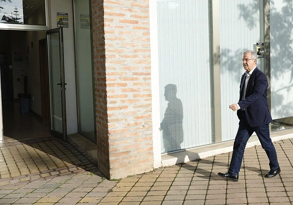 Imagen de archivo del alcalde de Estepona, José María García Urbano, entrando en los juzgados de la ciudad el pasado diciembre de 2024.