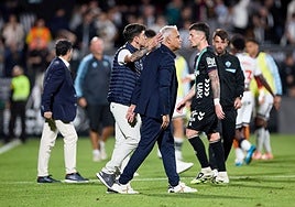 Pablo Hernández, entrenador del Castellón, consuela a Sergio Pellicer tras el encuentro.