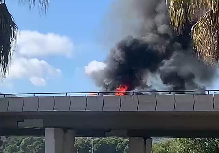 Imagen del vehiculo incendiado a la altura de Plaza Mayor.