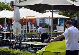 Camareros trabajando en Marbella.