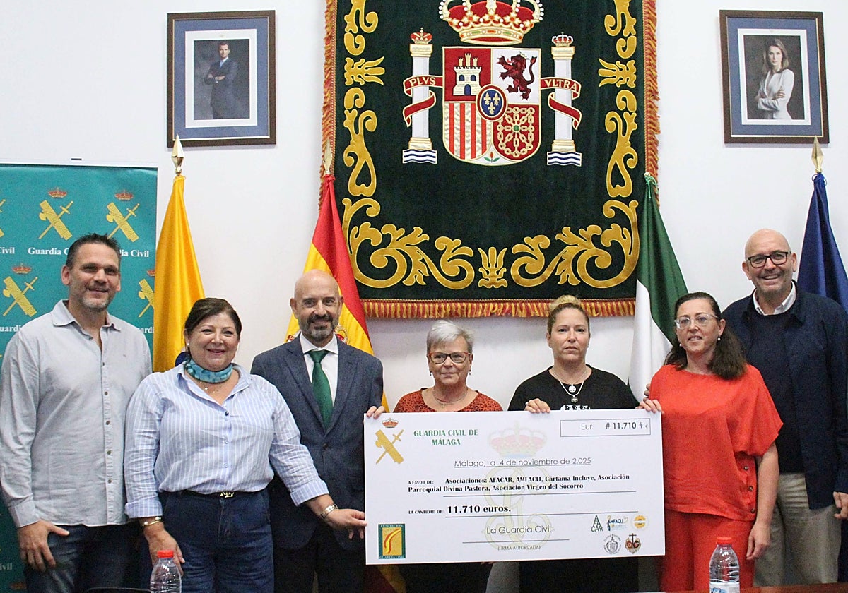 Acto de entrega de la recaudación obtenida en los actos del Día del Pilar.