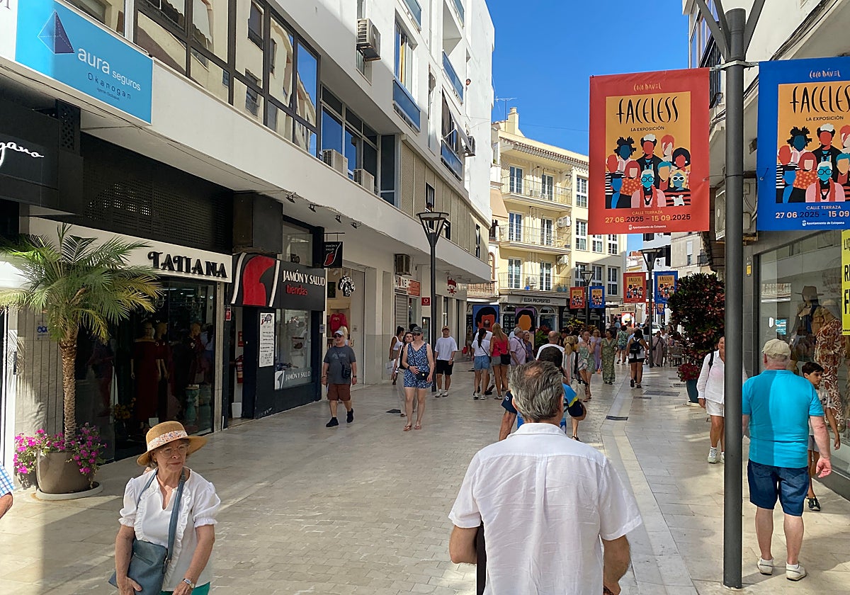 Calle Terraza de Estepona, zona céntrica y comercial.