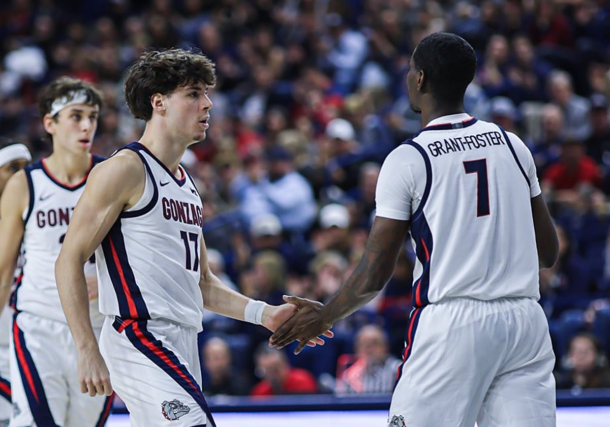 Saint-Supéry felicita a un compañero durante el partido.