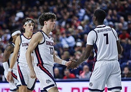 Saint-Supéry felicita a un compañero durante el partido.