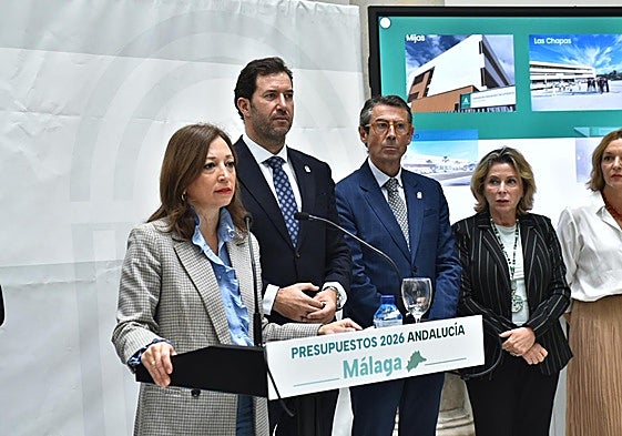 Navarro, junto a parte de los delegados provinciales, este martes en la Delegación de la Junta.