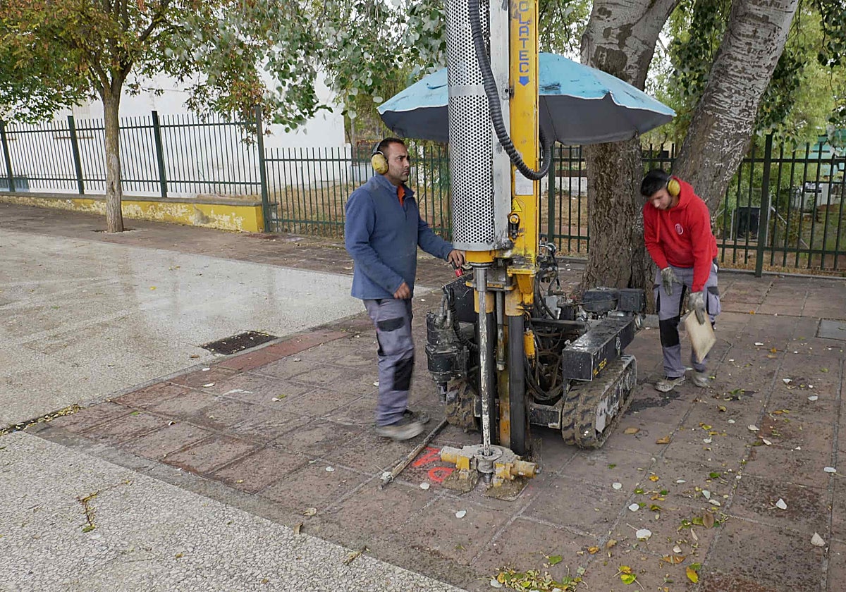 Técnicos realizan el estudio geotécnico del terreno en el antiguo recinto ferial de Archidona.