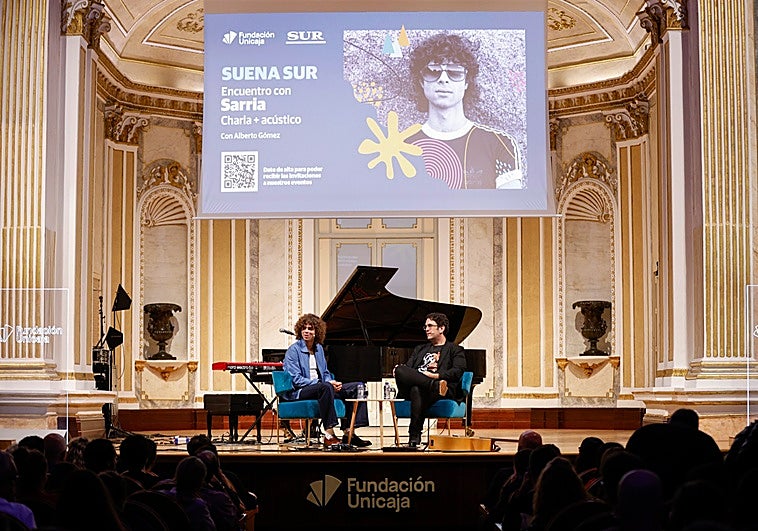 El músico malagueño Sarria, en el encuentro de Suena SUR junto al periodista Alberto Gómez, este martes en la Sala Fundación Unicaja María Cristina.