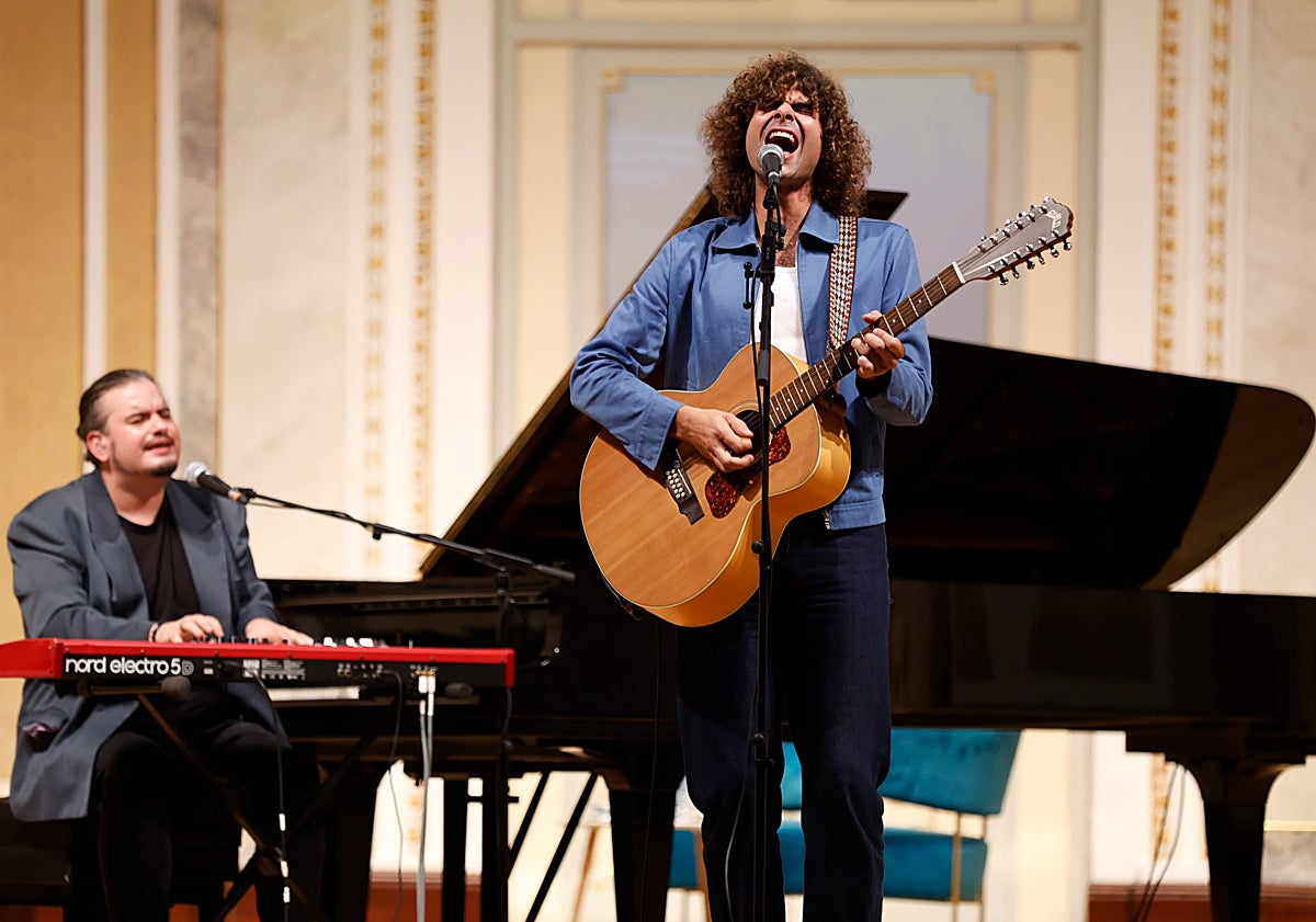 Imagen principal - Sarria junto a Eduardo Díaz-Miguel, durante el concierto. 
