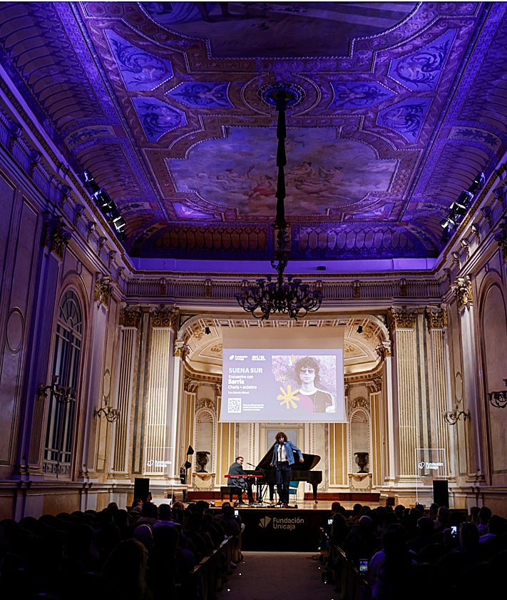 Imagen secundaria 2 - El malagueño Sarria, en el encuentro de Suena SUR con el periodista Alberto Gómez. 