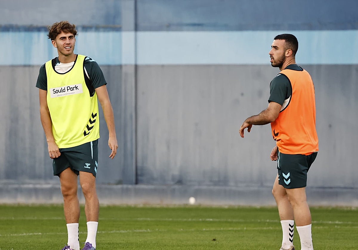 Adrián Niño y Carlos Puga, durante el entrenamiento del martes.
