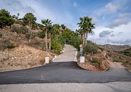 Tramo final del asfaltado investigado, que acaba en el acceso a la vivienda.