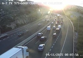 Imagen de la caravana registrada en la A-7, a la altura de El Palo.