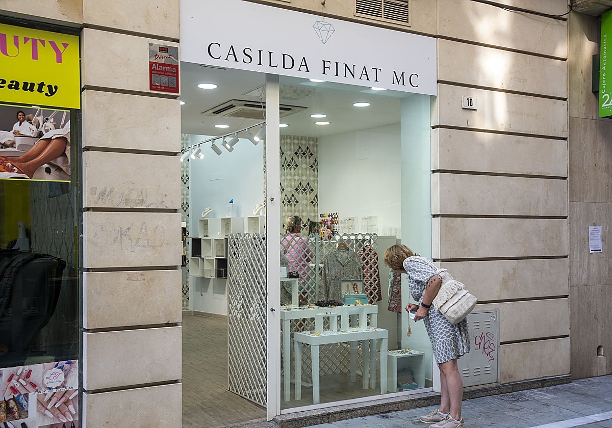 La tienda se encuentra en la calle Alarcón Luján, a unos metros de Larios.
