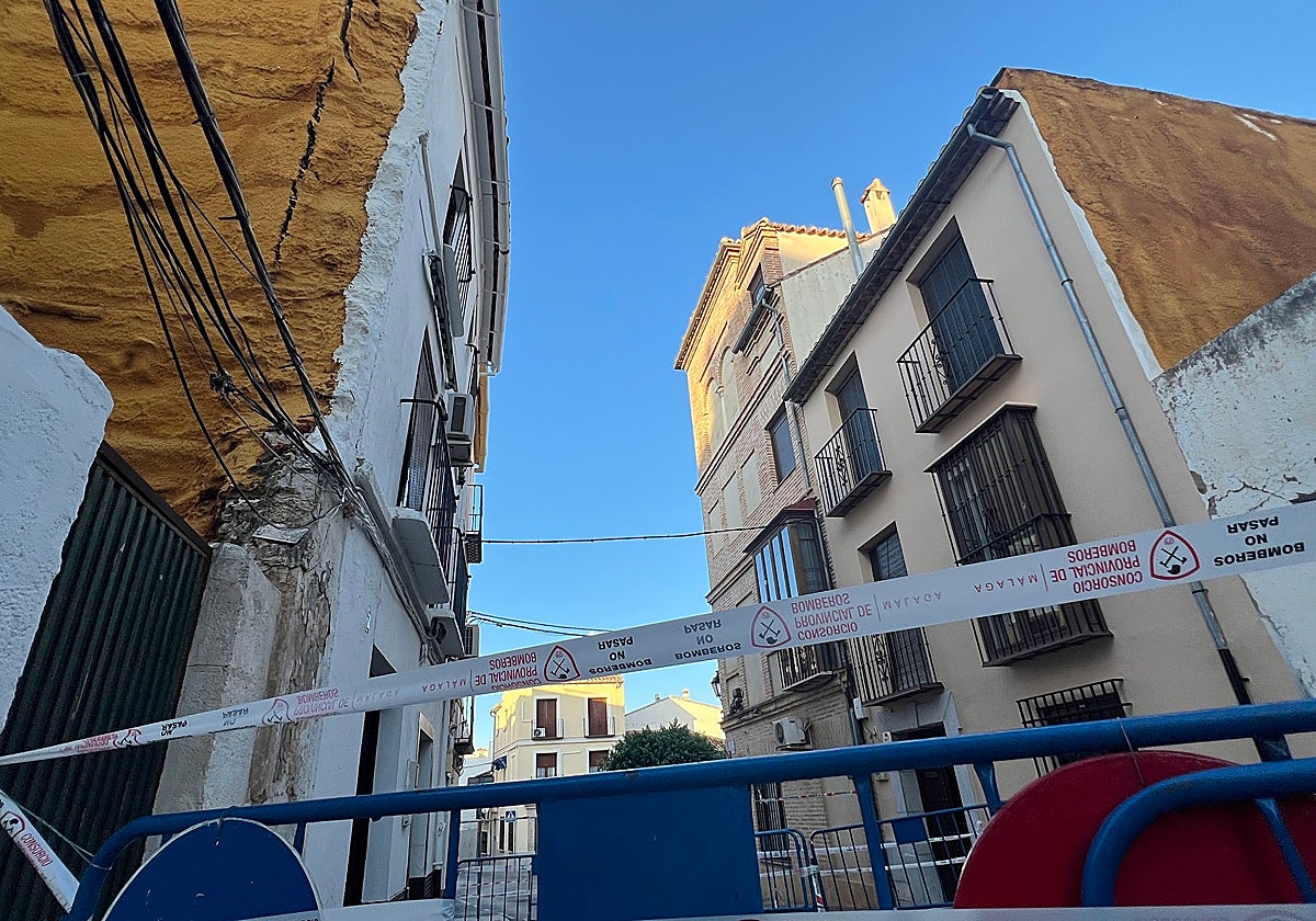 Así está acordonada la calle junto a la casa en peligro de ruina
