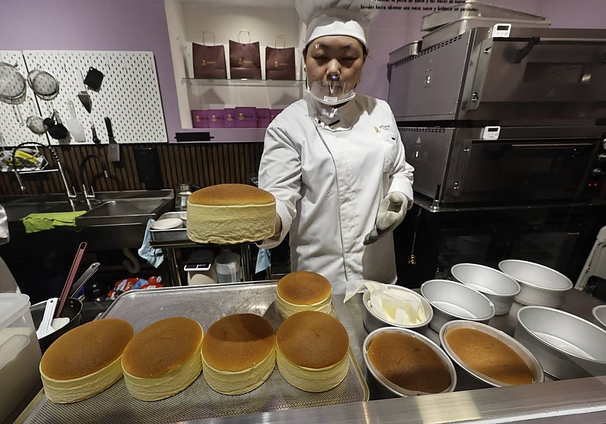 Yeouxiang Wang saca una de las primeras tandas de tartas antes de prepararlas para llevar.